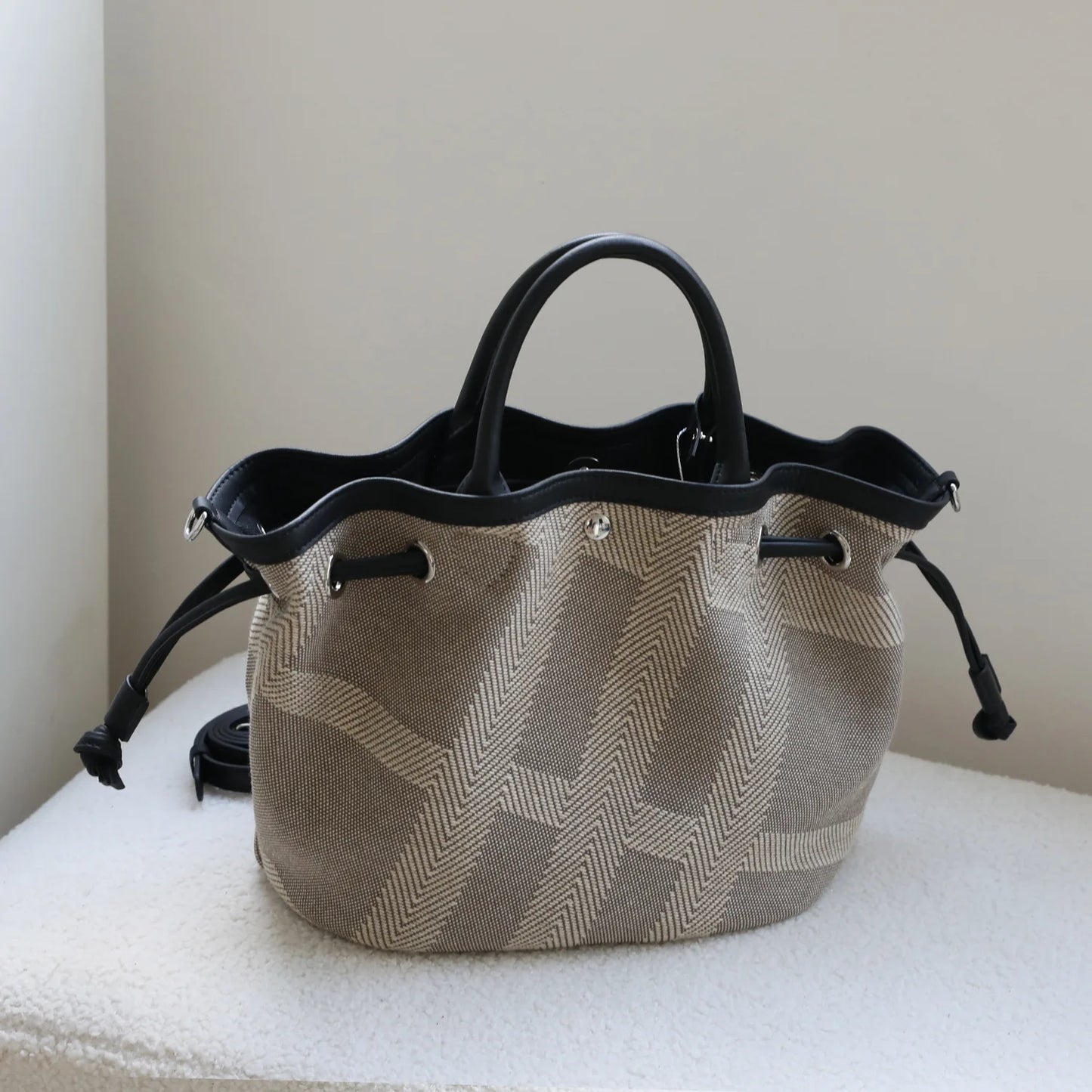 Sac seau en cuir et en toile – élégance décontractée 2025