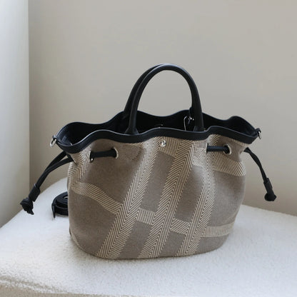 Sac seau en cuir et en toile – élégance décontractée 2025