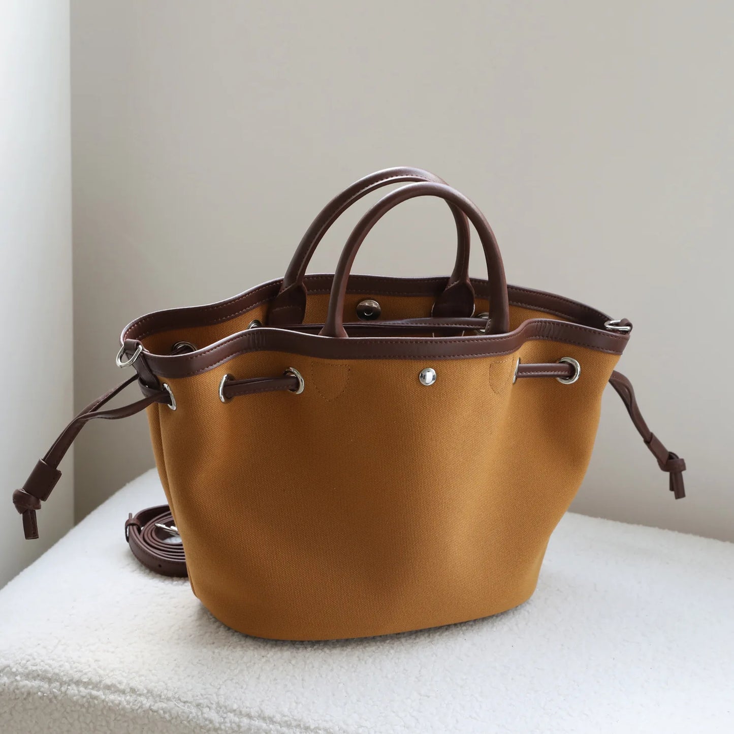 Sac seau en cuir et en toile – élégance décontractée 2025