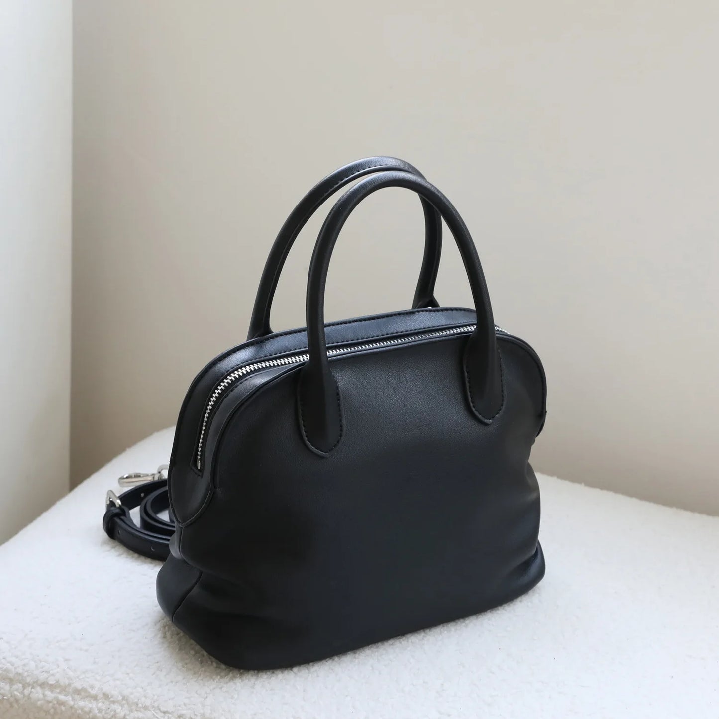 Sac à Bandoulière Féminin 2025 – Cuir Véritable & Silhouette de Coque Élégante