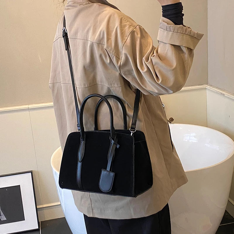 Sac Boston en daim – élégance pure 2025