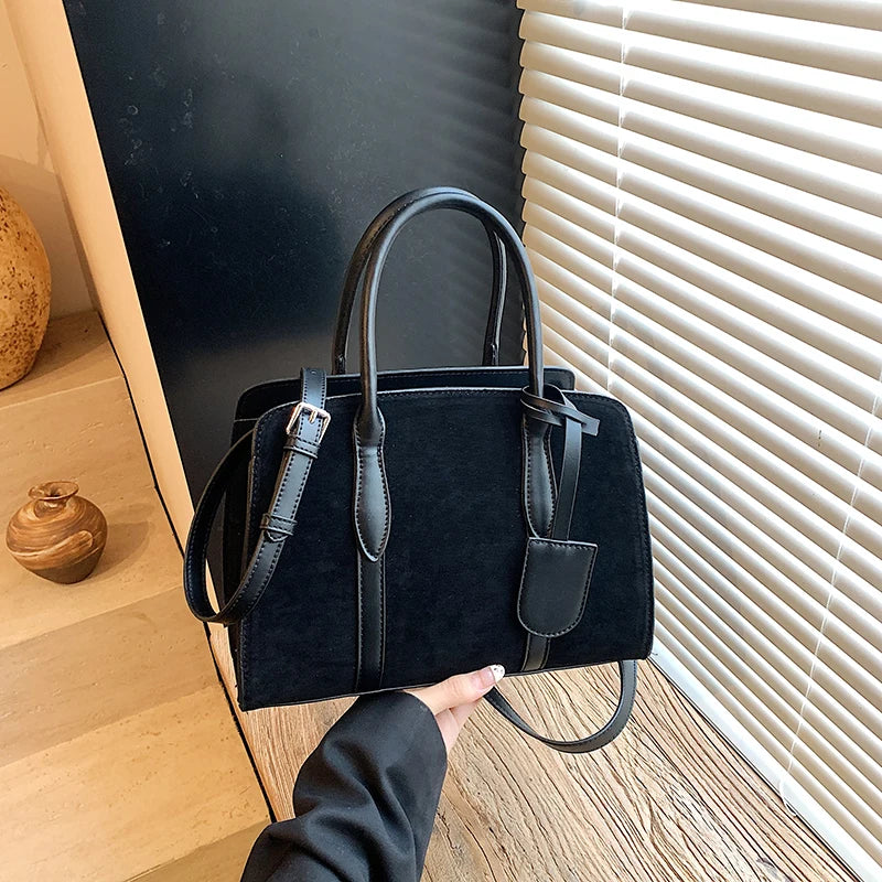 Sac Boston en daim – élégance pure 2025