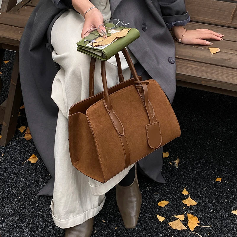 Sac Boston en daim – élégance pure 2025