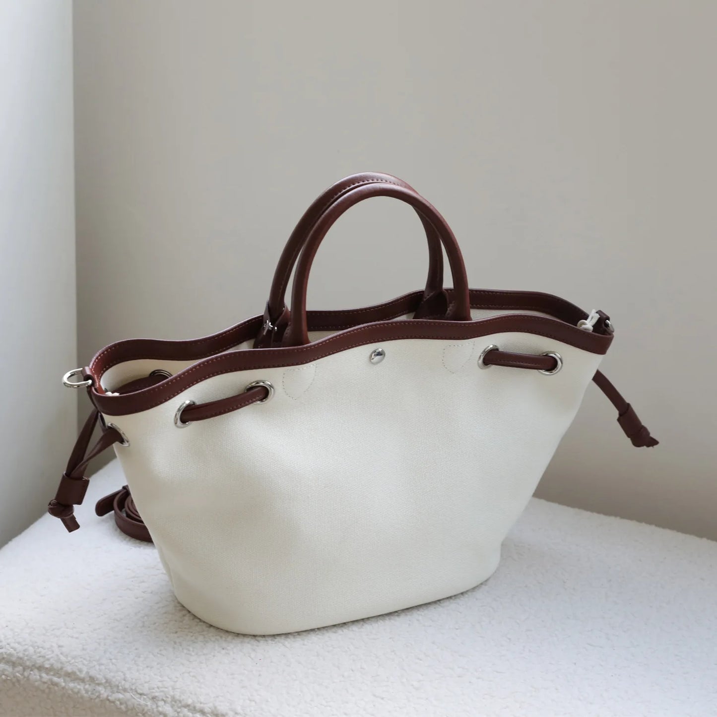 Sac seau en cuir et en toile – élégance décontractée 2025