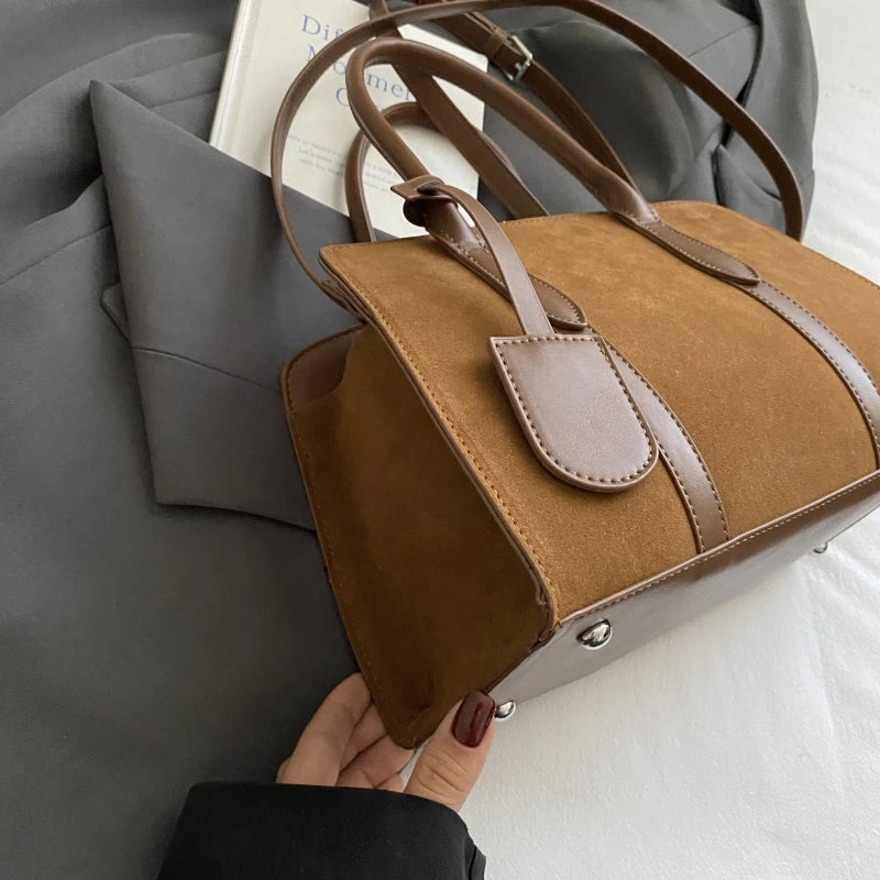 Sac Boston en daim – élégance pure 2025