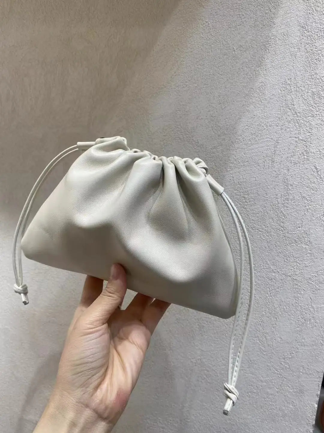 Sac à bandoulière en cuir souple – style nuage