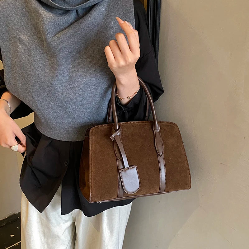 Sac Boston en daim – élégance pure 2025