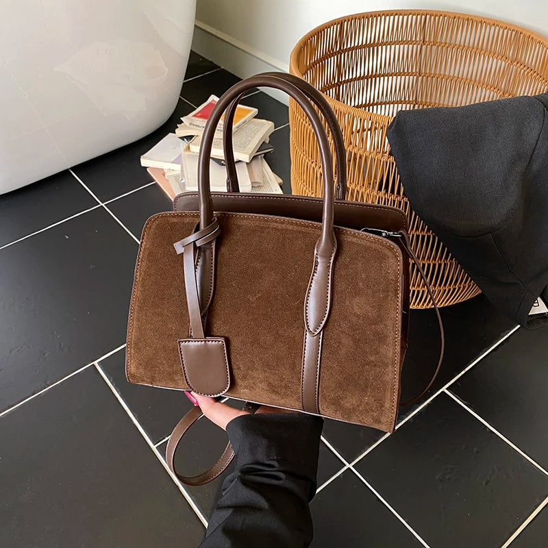 Sac Boston en daim – élégance pure 2025