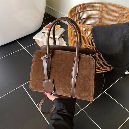 Sac Boston en daim – élégance pure 2025